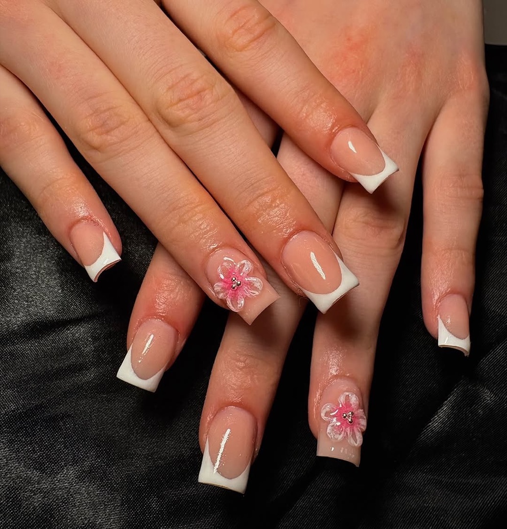 Weisse French-Spitzen mit pinken 3D-Blüten