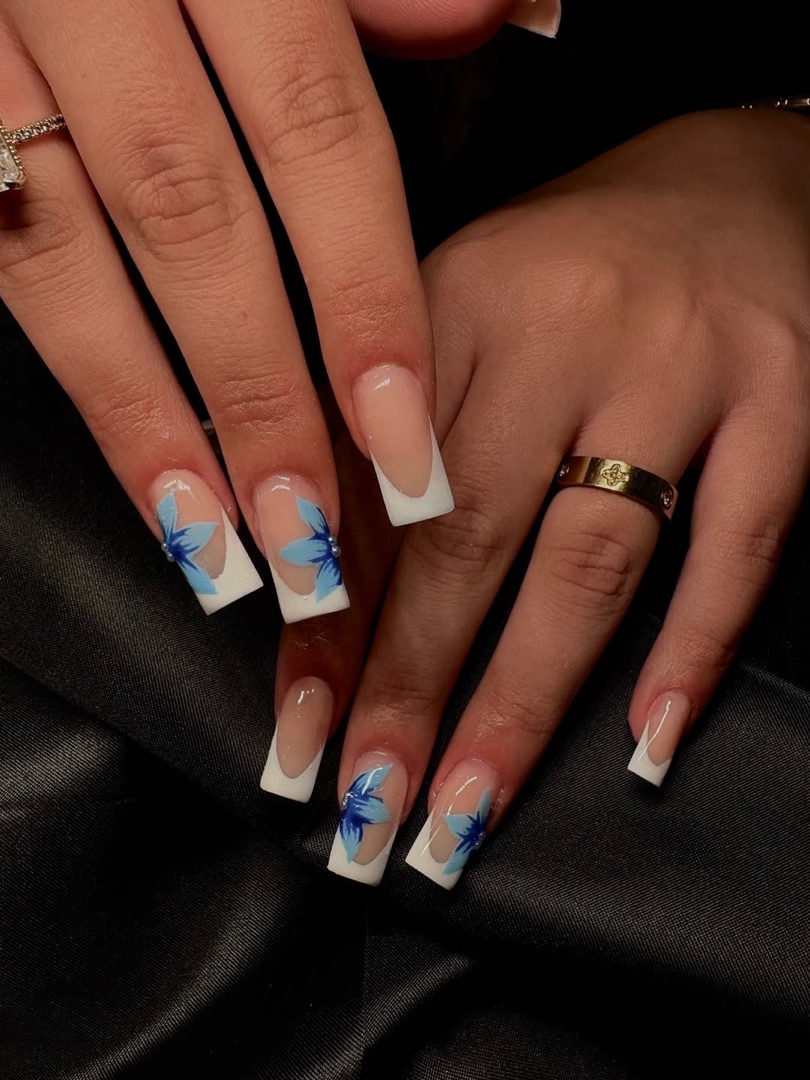 French-Spitzen mit blauen Blüten