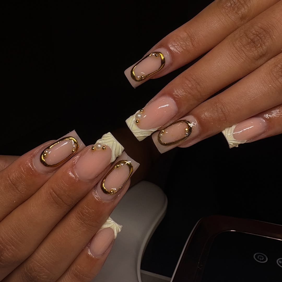 Nude Nägel mit goldenen Linien